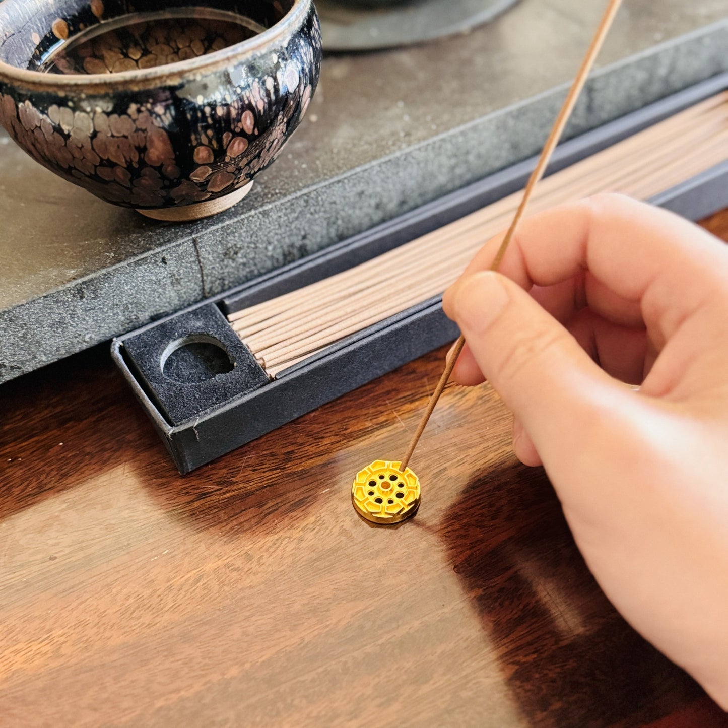 Classic Chinese Blended Incense stick, Includes a metal incense holder(二苏旧局)